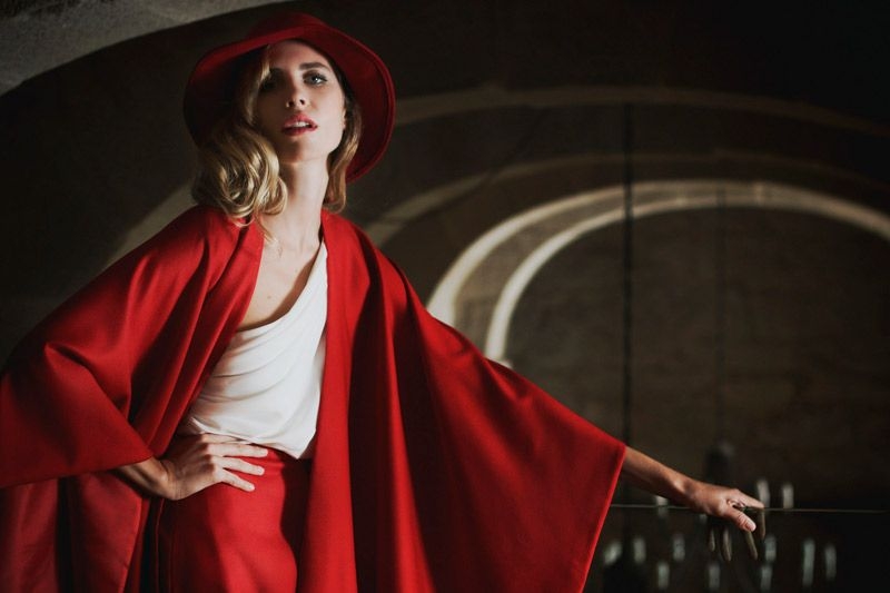 capa roja de fiesta bordada para boda evento fiesta coctel bautizo de arimoka en apparentia